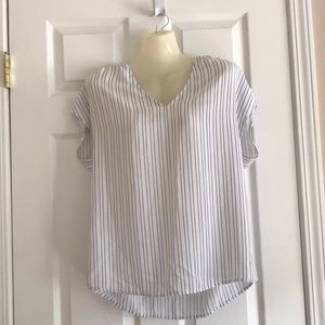 Flowly white and grey stopped top